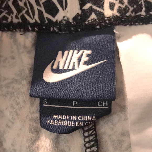 NIKE Abstract Black & White Print Cropped LEGGINGS *Cotton Spandex* - Picture 7 of 8